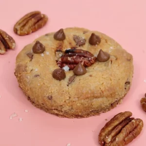 Cookie signature au chocolat, praliné et éclats de noisettes torréfiées