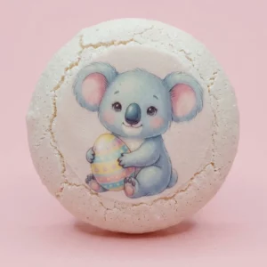 Meringue personnalisée décorée avec une illustration d’un koala pastel tenant un œuf, idéale pour événements et créations gourmandes